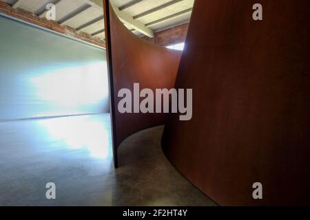 Vue sur les ellipses serrées en acier rouillé du sculpteur Richard Serra. Au musée et fondation Dia Beacon à New York. Banque D'Images