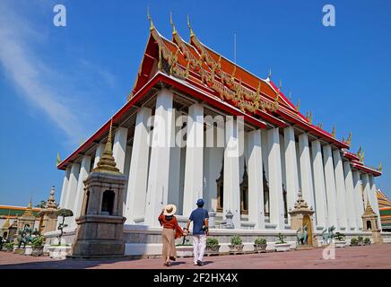 Couple visitant Wat Pho ou Temple du Bouddha couché, l'un des plus anciens temples de Bangkok et le lieu de naissance du massage thaïlandais traditionnel, Bangkok Banque D'Images