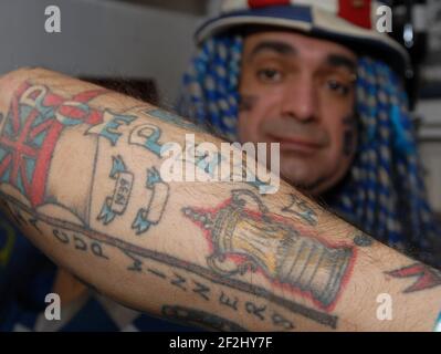 LE SUPER FAN POMPEY'S NO1 FAN JOHN PORTSMOUTH FOOTBALL CLUB WESTWOOD LAISSE LE TATOUAGE SUR SON BRAS BLANC EN ATTENDANT LA PROCHAINE VICTOIRE DES ÉQUIPES DANS LA COMPÉTITION DE COUPE F.A.PORTSMOUTH. F.C. PIC MIKE WALKER, 2008 Banque D'Images