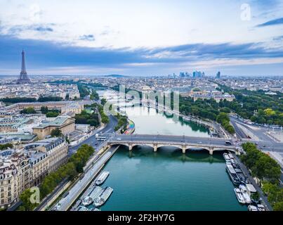 Pont aérien de la Concorde sur la Seine, à distance de la tour Eiffel et du Grand Palais à droite et du Palais Bourbon à gauche, Paris Banque D'Images