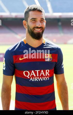 Le nouveau joueur turc Arda Turan de Barcelone lors de sa présentation officielle le 10 juillet 2015 au stade Camp Nou à Barcelone, en Espagne. Photo Bagu Blanco / DPPI Banque D'Images