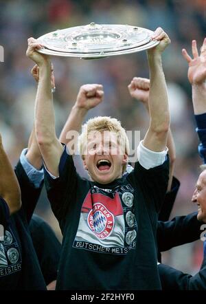 FILO football: 19.05.2001 saison 2000/2001 HSV Hamburg Hamburg Hamburg Hamburg Hambourg - FC Bayern Munich, Munchen 1: 1 Bundesliga HSV Hamburg Hamburg Hamburg - FC Bayern Munich 1: 1 champion allemand 2001 FC Bayern Stefan Effenberg jubilation avec trophée de championnat, cérémonie de remise de prix | usage dans le monde entier Banque D'Images