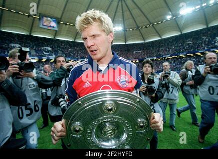 FILO football: 19.05.2001 saison 2000/2001 HSV Hamburg Hamburg Hamburg Hamburg Hambourg - FC Bayern Munich, Munchen 1: 1 Bundesliga HSV Hamburg Hamburg Hamburg - FC Bayern Munich 1: 1 champion allemand 2001 FC Bayern Stefan Effenberg avec Meisterschale | utilisation dans le monde entier Banque D'Images