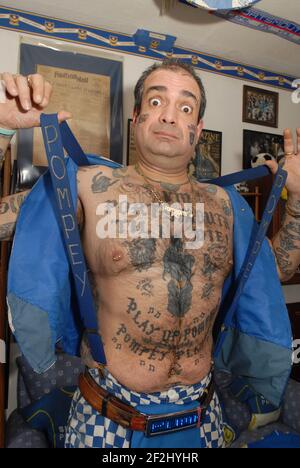 JOHN WESTWOOD PORTSMOUTH, SUPER FAN DE POMPEY. F.C. PIC MIKE WALKER, 2008 Banque D'Images