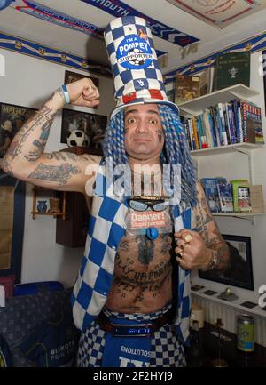 JOHN WESTWOOD PORTSMOUTH, SUPER FAN DE POMPEY. F.C. PIC MIKE WALKER, 2008 Banque D'Images