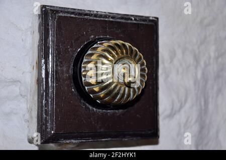 Interrupteur d'éclairage électrique en laiton dans la mine de cuivre et d'étain de la piscine est, la maison de pompe de l'arbre de Taylors, Redruth. Cornwall.R.-U. Banque D'Images