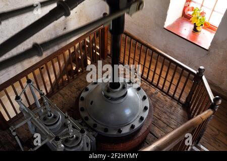 En regardant vers le haut de la bouteille de vapeur principale dans la maison de moteur de l'arbre de Michell à l'East Pool Copper and Tin Mine, Redruth. Cornouailles Banque D'Images