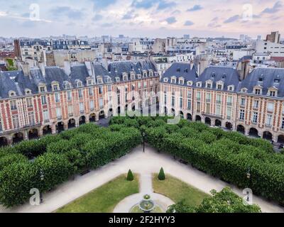 Vue aérienne sur le canton des bâtiments de la place des Vosges avec garez-vous en premier plan Banque D'Images