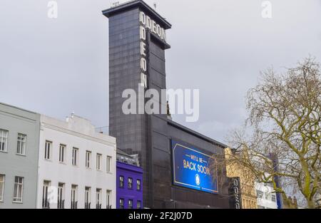 Londres, Royaume-Uni. 11 mars 2021. Une publicité intitulée « We're're Back Soon » est diffusée au cinéma Odeon de Leicester Square. Les cinémas en Angleterre sont fermés depuis le début de la pandémie du coronavirus et devraient rouvrir le 17 mai. Crédit : SOPA Images Limited/Alamy Live News Banque D'Images