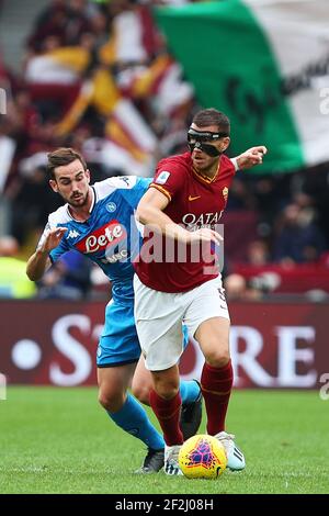 Fabian Ruiz de SSC Napoli (L) et Edin Dzeko d'AS Roma (R) en action pendant le championnat italien Serie UN match de football entre AS Roma et SSC Napoli le 2 novembre 2019 au stade Olimpico à Rome, Italie - photo Federico Proietti / DPPI Banque D'Images