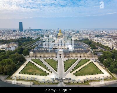 Vue aérienne du nord de la Cathédrale/Eglise Esplanade des Invalides (musée des Armuées) Paris, ville en toile de fond, France Banque D'Images