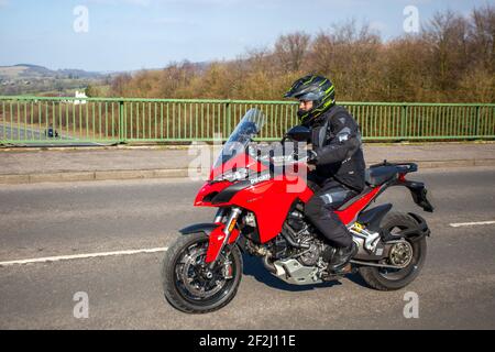 2019 rouge Ducati Multistrada 1260 S 1262cc Sports Tourer ; pilote de moto ; transport à deux roues, motos, véhicule, routes, motos, motocyclistes motocyclistes motorisant à Chorley, Royaume-Uni Banque D'Images