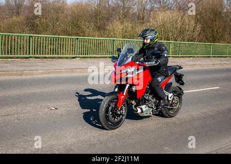 2019 rouge Ducati Multistrada 1260 S 1262cc Sports Tourer ; pilote de moto ; transport à deux roues, motos, véhicule, routes, motos, motocyclistes motocyclistes motorisant à Chorley, Royaume-Uni Banque D'Images