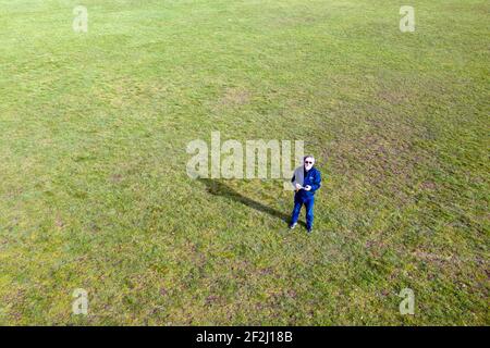 Un pilote de drone, formation au certificat de compétence A2, dans le cadre de la nouvelle catégorie ouverte du Règlement de drone de l'UE introduit le 31 décembre 2020 Banque D'Images