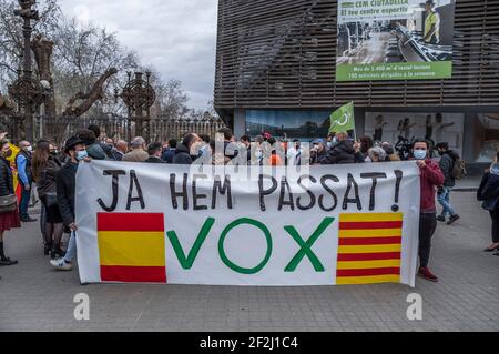 Barcelone, Espagne. 12 mars 2021. Les fans de l'extrême droite VOX tiennent une bannière disant que nous avons déjà passé.Conférence de presse de l'adjoint et chef du parti d'extrême droite VOX Santiago Abascal aux portes du Parlement catalan alors qu'il assiste à la première session de la nouvelle législature avec la présence de 11 VOX Députés élus lors des dernières élections catalanes. Crédit : SOPA Images Limited/Alamy Live News Banque D'Images