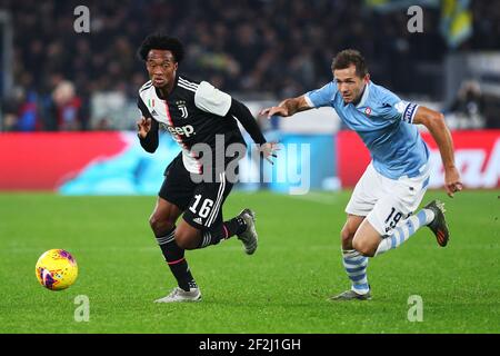 Juan Cuadrado (L) de Juventus et Senad Lulic (R) du Latium en action pendant le championnat italien Serie UN match de football entre SS Lazio et Juventus le 7 décembre 2019 au Stadio Olimpico à Rome, Italie - photo Federico Proietti / DPPI Banque D'Images