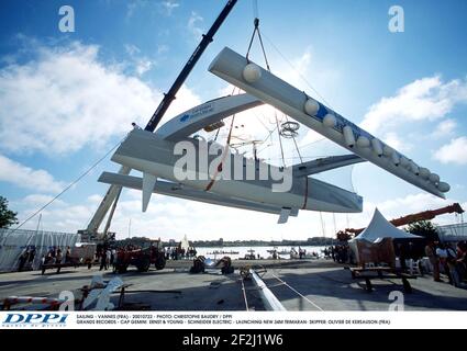 VOILE - VANNES (FRA) - 20010722 - PHOTO: CHRISTOPHE BAUDRY / DPPI GRANDS RECORDS - CAP GEMINI ERNST & YOUNG - SCHNEIDER ELECTRIC - LANCEMENT DU NOUVEAU TRIMARAN- SKIPPER 34M: OLIVIER DE KERSAUSON (FRA) Banque D'Images