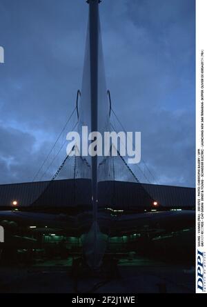 VOILE - VANNES (FRA) - 20010722 - PHOTO: CHRISTOPHE BAUDRY / DPPI GRANDS RECORDS - CAP GEMINI ERNST & YOUNG - SCHNEIDER ELECTRIC - LANCEMENT DU NOUVEAU TRIMARAN- SKIPPER 34M: OLIVIER DE KERSAUSON (FRA) Banque D'Images