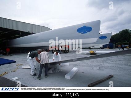 VOILE - VANNES (FRA) - 20010722 - PHOTO: CHRISTOPHE BAUDRY / DPPI GRANDS RECORDS - CAP GEMINI ERNST & YOUNG - SCHNEIDER ELECTRIC - LANCEMENT DU NOUVEAU TRIMARAN- SKIPPER 34M: OLIVIER DE KERSAUSON (FRA) Banque D'Images