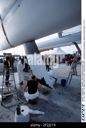 VOILE - VANNES (FRA) - 20010722 - PHOTO: CHRISTOPHE BAUDRY / DPPI GRANDS RECORDS - CAP GEMINI ERNST & YOUNG - SCHNEIDER ELECTRIC - LANCEMENT DU NOUVEAU TRIMARAN- SKIPPER 34M: OLIVIER DE KERSAUSON (FRA) Banque D'Images