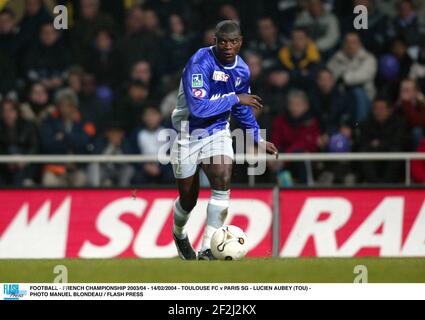 FOOTBALL - CHAMPIONNAT DE FRANCE 2003/04 - 14/02/2004 - TOULOUSE FC V PARIS SG - LUCIEN AUBEY (TOU) - PHOTO MANUEL BLONDAU / TOUCHE FLASH Banque D'Images