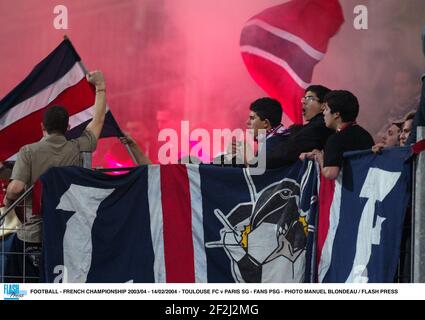 FOOTBALL - CHAMPIONNAT DE FRANCE 2003/04 - 14/02/2004 - TOULOUSE FC V PARIS SG - FANS PSG - PHOTO MANUEL BLONDEAU / APPUYEZ SUR FLASH Banque D'Images