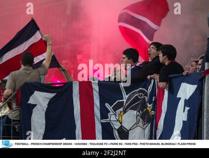 FOOTBALL - CHAMPIONNAT DE FRANCE 2003/04 - 14/02/2004 - TOULOUSE FC V PARIS SG - FANS PSG - PHOTO MANUEL BLONDEAU / APPUYEZ SUR FLASH Banque D'Images