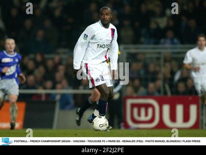 FOOTBALL - CHAMPIONNAT DE FRANCE 2003/04 - 14/02/2004 - TOULOUSE FC V PARIS SG - REINALDO (PSG) - PHOTO MANUEL BLONDAU / APPUYEZ SUR FLASH Banque D'Images