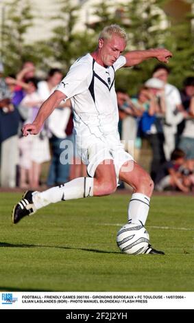 FOOTBALL - JEUX AMICAUX 2007/05 - GIRONDINS BORDEAUX / FC TOULOUSE - 14/07/2004 - LILIAN LALANDES (BOR) - PHOTO MANUEL BLONDAU / TOUCHE FLASH Banque D'Images