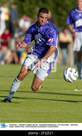 FOOTBALL - JEUX AMICAUX 2007/05 - GIRONDINS BORDEAUX / FC TOULOUSE - 14/07/2004 - NABIL TAIDER (TOU) - PHOTO MANUEL BLONDAU / TOUCHE FLASH Banque D'Images