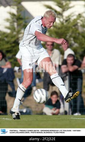 FOOTBALL - JEUX AMICAUX 2007/05 - GIRONDINS BORDEAUX / FC TOULOUSE - 14/07/2004 - LILIAN LALANDES (BOR) - PHOTO MANUEL BLONDAU / TOUCHE FLASH Banque D'Images