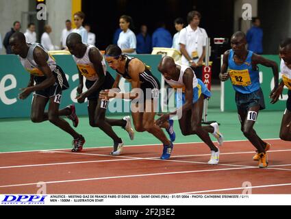 ATHLÉTISME - RENCONTRE GAZ DE FRANCE PARIS-ST DENIS 2005 - SAINT-DENIS (FRA) - 01/07/2004 - PHOTO: CATHERINE STEENKESTE / DPPI HOMMES - 1500M - DÉBUT ILLUSTRATION Banque D'Images