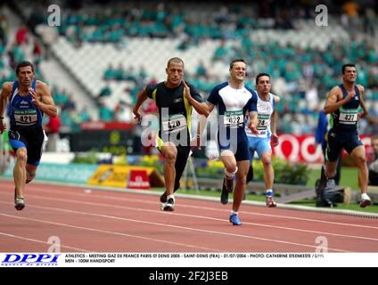 ATHLÉTISME - RENCONTRE GAZ DE FRANCE PARIS-ST DENIS 2005 - SAINT-DENIS (FRA) - 01/07/2004 - PHOTO: CATHERINE STEENKESTE / DPPI HOMMES - 100M HANDISPORT Banque D'Images