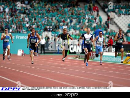 ATHLÉTISME - RENCONTRE GAZ DE FRANCE PARIS-ST DENIS 2005 - SAINT-DENIS (FRA) - 01/07/2004 - PHOTO: CATHERINE STEENKESTE / DPPI HOMMES - 100M HANDISPORT Banque D'Images