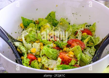 Gros plan avec un saladier et une salade fraîche mélangée Banque D'Images