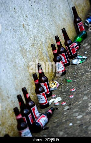 Vider les bouteilles de bière brune jetées dans une allée Banque D'Images