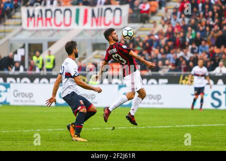 Patrick Cutrone de l'AC Milan et Luca Rossettini de Gênes pendant le championnat italien Serie UN match de football entre l'AC Milan et Gênes le 22 octobre 2017 au stade San Siro à Milan, Italie - photo Morgese - Rossini / DPPI Banque D'Images