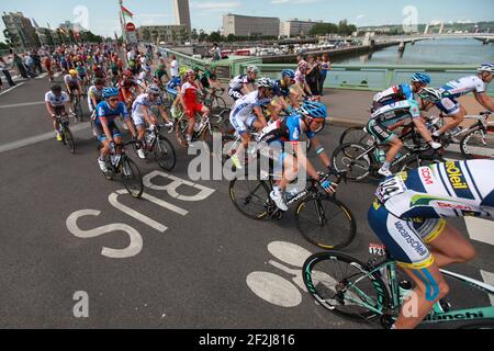 CYCLISME - TOUR DE FRANCE 2012 - ÉTAPE 5 - Rouen > St Quentin (197 km) - 05/07/2012 - PHOTO MANUEL BLONDAU / DPPI - LE PACK EST PHOTOGRAPHIÉ ALORS QUE LES CAVALIERS TRAVERSENT LA SEINE À ROUEN Banque D'Images