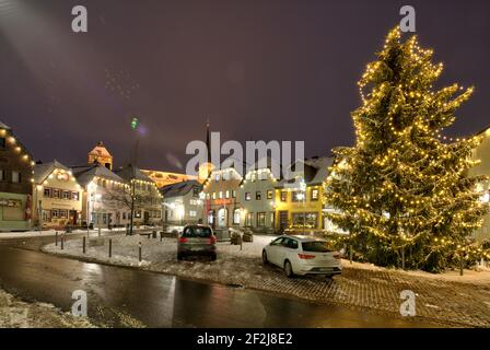 Marché, fontaine du marché, heure bleue, atmosphérique, sapin, Architecture, hiver, Bischofsheim an der Rhön, Rhön-Grabfeld, Basse-Franconie, Allemagne, Europe Banque D'Images