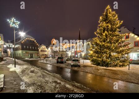 Marché, fontaine du marché, heure bleue, atmosphérique, sapin, Architecture, hiver, Bischofsheim an der Rhön, Rhön-Grabfeld, Basse-Franconie, Allemagne, Europe Banque D'Images