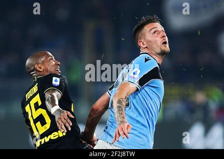 Sergej Milinkovic Savic du Latium (R) et Ashley Young de Internazionale (L) en action pendant le championnat italien Serie UN match de football entre SS Lazio et FC Internazionale le 16 février 2020 au Stadio Olimpico à Rome, Italie - photo Federico Proietti / DPPI Banque D'Images