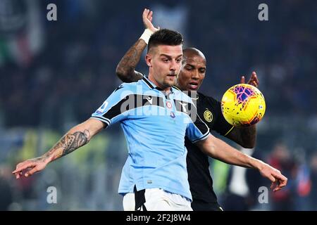Sergej Milinkovic Savic du Latium (L) et Ashley Young de Internazionale (R) en action pendant le championnat italien Serie UN match de football entre SS Lazio et FC Internazionale le 16 février 2020 au Stadio Olimpico à Rome, Italie - photo Federico Proietti / DPPI Banque D'Images
