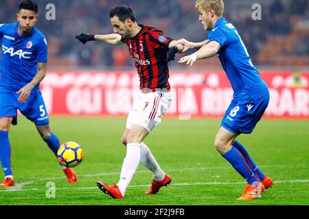 Nikola Kalinic de l'AC Milan et Filip Helander de Bologne pendant le championnat italien Serie UN match de football entre l'AC Milan et le FC de Bologne le 10 décembre 2017 au stade Giuseppe Meazza de Milan, Italie - photo Morgese - Rossini / DPPI Banque D'Images