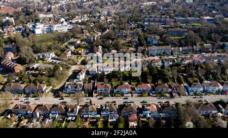 Vue aérienne panoramique sur Warren Avenue, Bromley, South East London, prise du terrain de jeu de Warren Avenue Banque D'Images