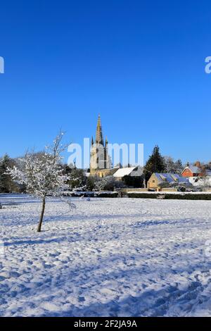 Neige au-dessus de l'église St Andrews, West Deeping village, Lincolnshire, Angleterre, Royaume-Uni Banque D'Images