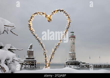 Entrée du port de Lindau sur le lac de Constance en hiver, coeur, chaîne de lumières [M] Banque D'Images