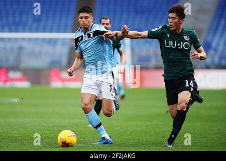 Takehiro Tomiyasu de Bologne (R) et Joaquin Correa de Latium (L) en action réagit pendant le championnat italien Serie UN match de football entre ss Lazio et le FC de Bologne le 29 février 2020 au Stadio Olimpico à Rome, Italie - photo Federico Proietti / DPPI Banque D'Images