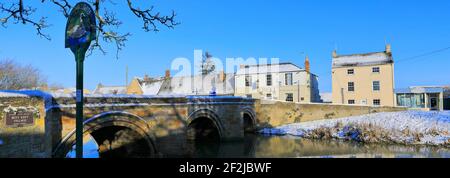 Neige de l'hiver sur la rivière Welland, pont Deeping St James town, Lincolnshire, Angleterre, RU Banque D'Images