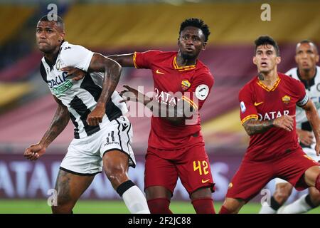 Souza Silva Walace d'Udinese (L) et Amadou Diawara de Roma (R) en action pendant le championnat italien Serie UN match de football entre AS Roma et Udinese Calcio le 2 juillet 2020 au Stadio Olimpico à Rome, Italie - photo Federico Proietti / DPPI Banque D'Images