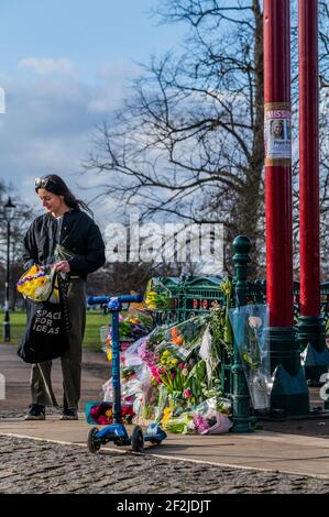 Londres, Royaume-Uni. 12 mars 2021. Les gens ont commencé à laisser des fleurs et des hommages à Sarah Everard au kiosque où ils espèrent avoir une vigile demain soir, bien que cette interdiction soit actuellement interdite par la police en vertu de la réglementation cavière. Il y a encore des signes (demandant des informations) faits par des amis concernés. Elle a disparu après 9:00 le 3 mars, quelque part entre Clapham Junction et Brixton. Crédit : Guy Bell/Alay Live News Banque D'Images